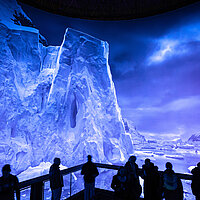 ANTARKTIS, 360°-Panorama von Yadegar Asisi im Panometer Leipzig, Besucher auf dem Besucherturm; Foto: Tom Schulze © asisi