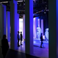 Panorama exhibition with light installation of draped statues, photo Tom Schulze © asisi
