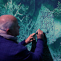 GREAT BARRIER REEF, Yadegar Asisi signs his work in Rouen (2017), photo: Thomas Boivin © asisi