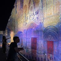 Visitors looking at the portal of the CATHEDRAL OF MONET; Photo: Maurine Tric © asisi