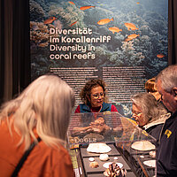 Ausstellung zum 360°-Panorama GREAT BARRIER REEF. Meeresbiologin Dr. Moshira Hassan führt Gäste durch die Ausstellung. © asisi