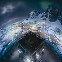 ANTARKTIS, 360°-Panorama von Yadegar Asisi im Panometer Leipzig, Besucher auf der Plattform © asisi