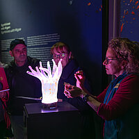 Ausstellung zum 360°-Panorama GREAT BARRIER REEF. Meeresbiologin Dr. Moshira Hassan führt Gäste durch die Ausstellung. © asisi