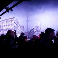 DIE MAUER, Blick von Besucherplattform auf einen Panorama-Ausschnitt in Berlin, Foto David Oliveira © asisi