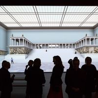 Pergamon-Ausstellung: Bewegtbildinstallation des Altars, Foto Tom Schulze © asisi