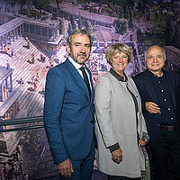 Group photo with Monika Grütters, Federal Government Commissioner for Culture and the Media, in front of panorama, photo Tom Schulze © asisi
